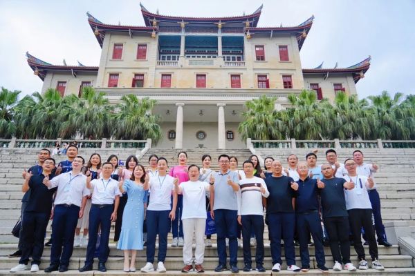 湖南駿達(dá)集團(tuán)有限公司,長沙城市交通,校車運(yùn)營,安保服務(wù),新能源科技 湖南駿達(dá)集團(tuán)有限公司,長沙城市交通,校車運(yùn)營,安保服務(wù),新能源科技