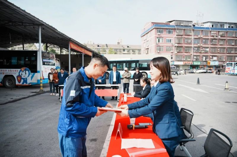 湖南駿達集團有限公司,長沙城市交通,校車運營,安保服務(wù),新能源科技